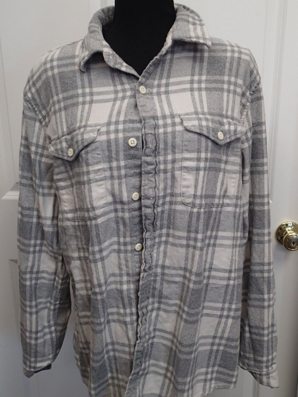 American Eagle Super Soft Size Large Men's Gray Plaid Button Down Shirt